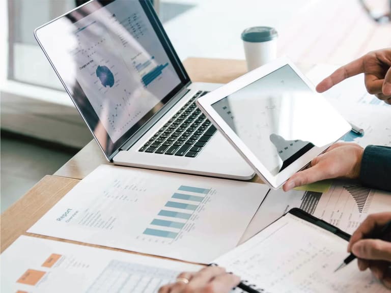 Plans de construction, calculatrice et relevés de quantités sur un bureau d'études