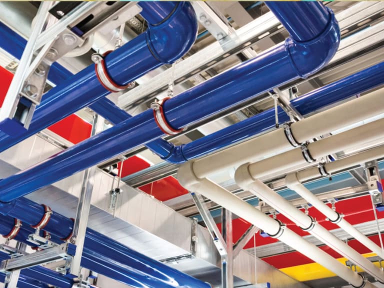 Réseaux de gaines de ventilation et de tuyauteries en attente sous plafond technique