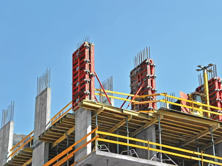 Ferraillage d'un plancher en béton armé sur un chantier de bâtiment avant coulage