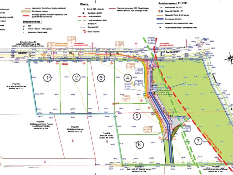 Tranchée de pose de réseaux et voirie en cours de terrassement sur un projet de lotissement